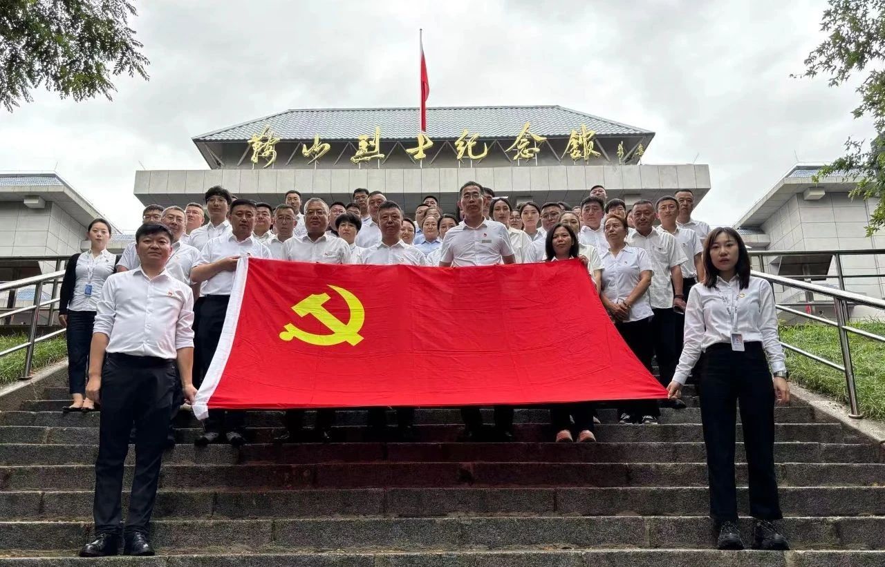 鞍勤集團(tuán)、公服集團(tuán)開(kāi)展“憶初心、強(qiáng)黨性、轉(zhuǎn)作風(fēng)、建新功”慶“七·一”主題黨日活動(dòng)